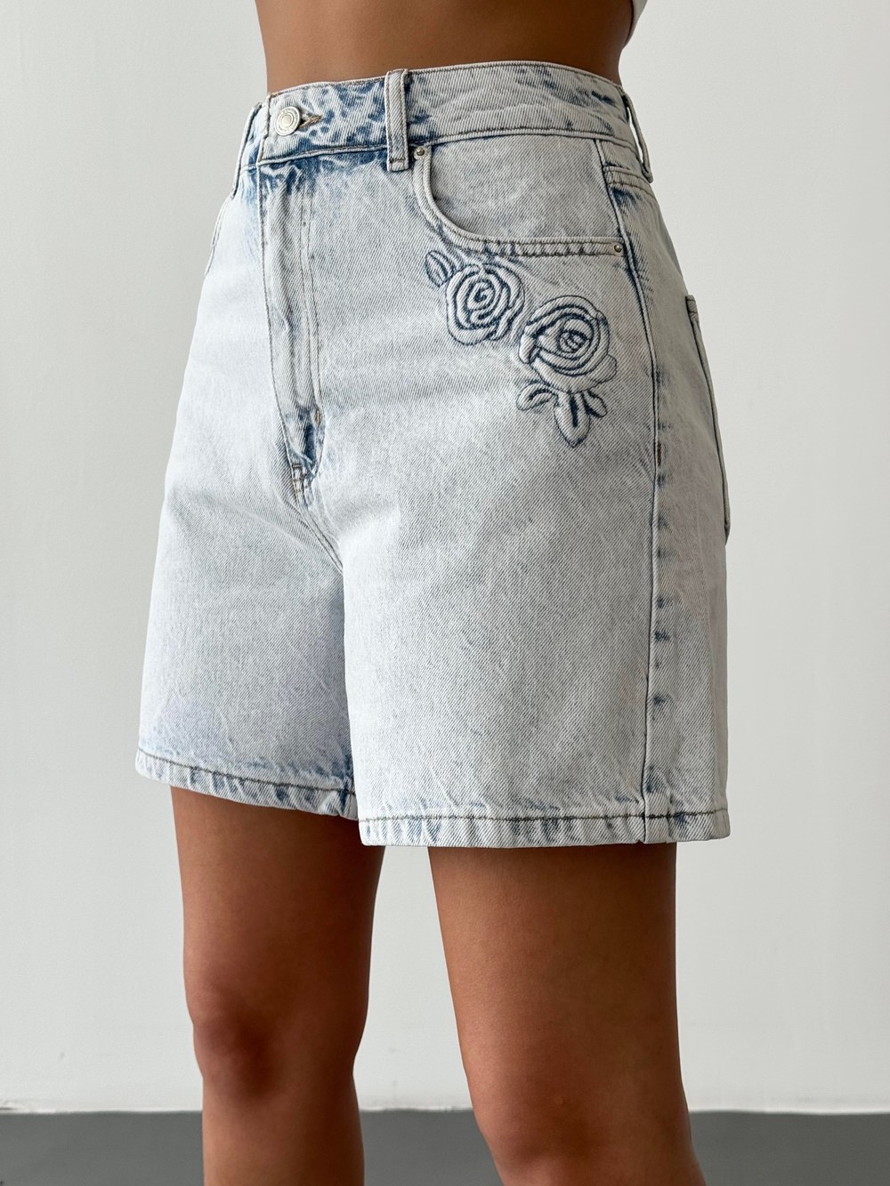 Yüksek Bel Gül Nakış Detaylı Light Blue Denim Şort