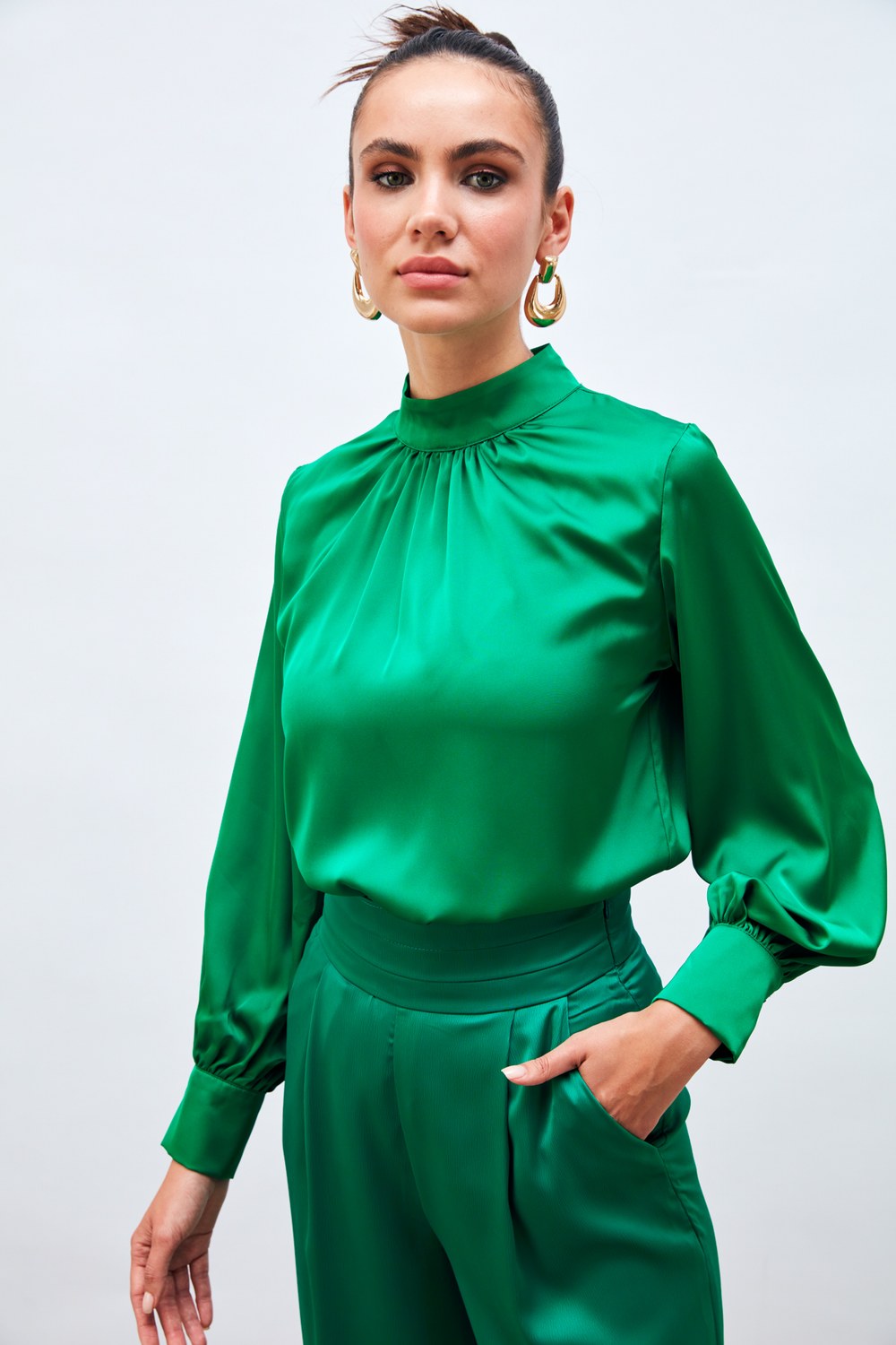 Yaka Detaylı Saten Bluz - Yeşil