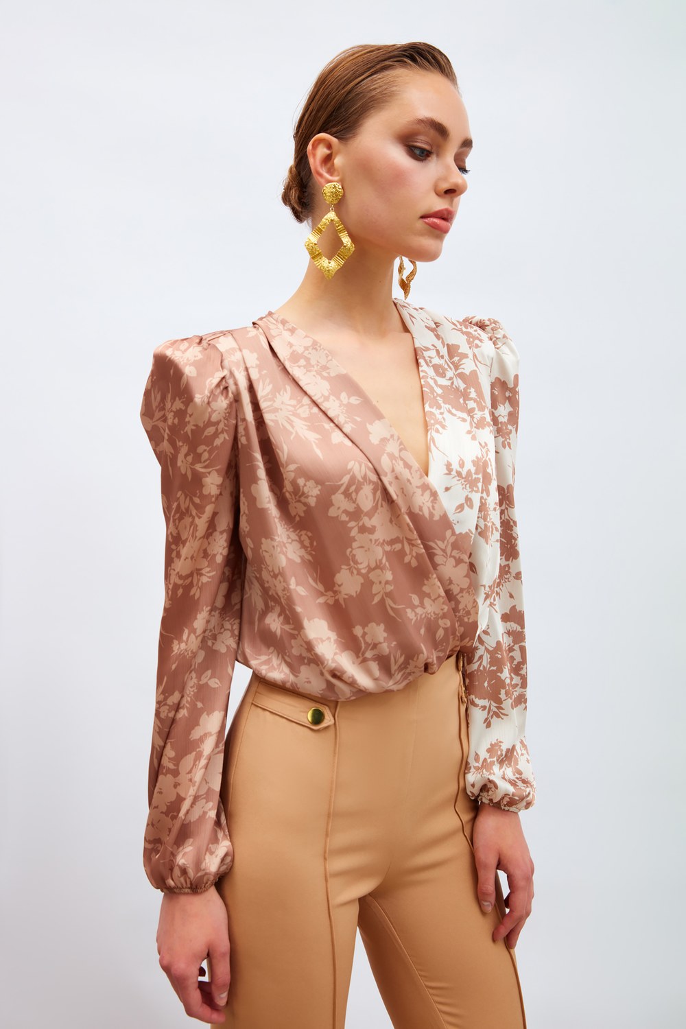 Desenli Kruvaze Bodysuit Bluz - Ekru-Camel