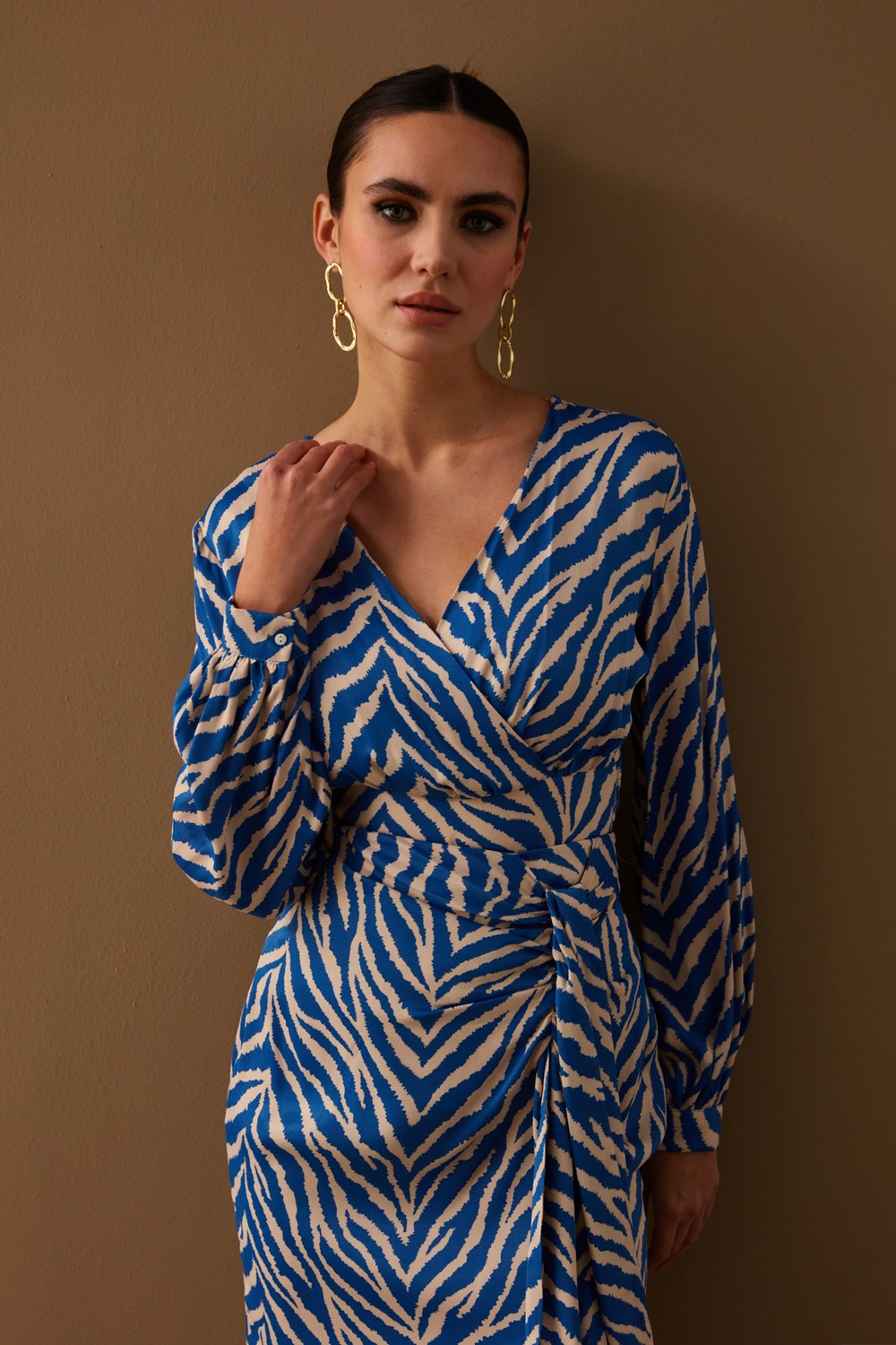 Kruvaze Zebra Desenli Saten Bluz - Mavi