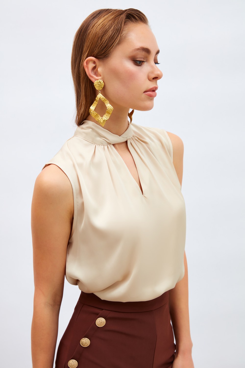 Yaka Detaylı Saten Bluz - Taş