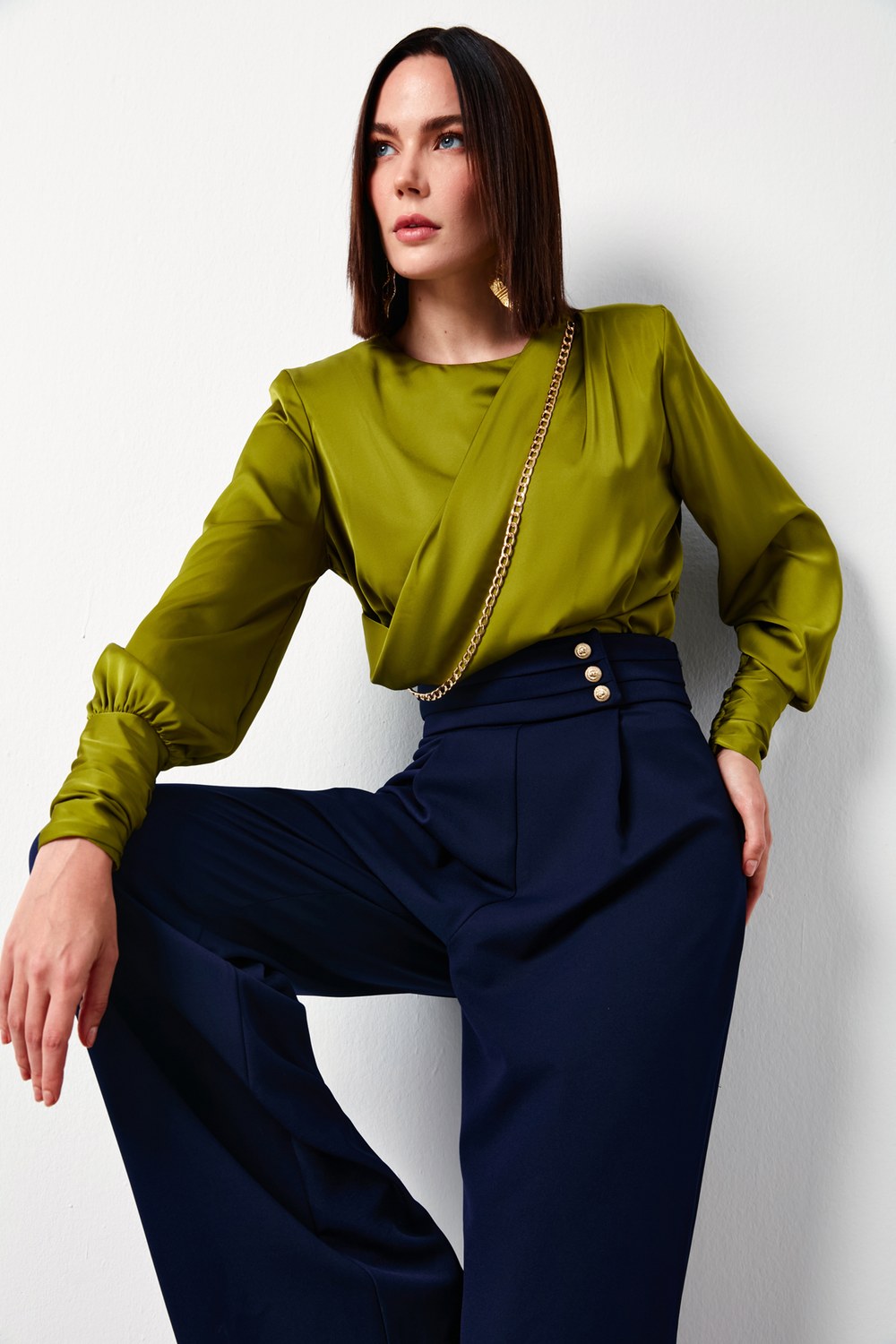 Ön Zincirli Saten Bluz - Olive