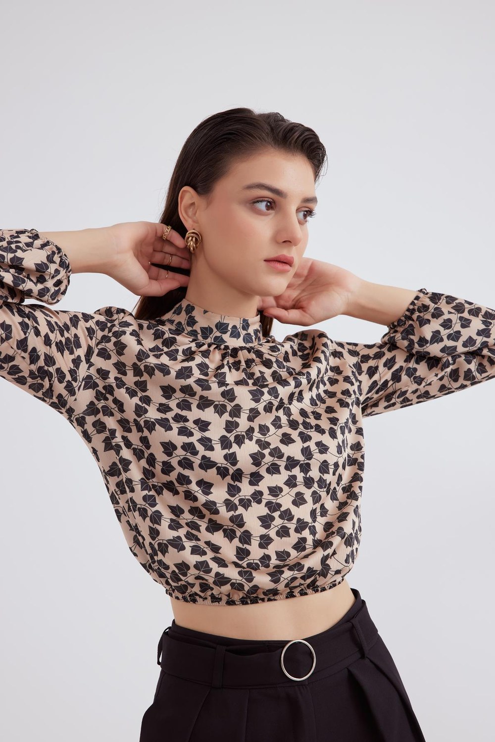 Yoryo Saten Desenli Crop Bluz - Bej