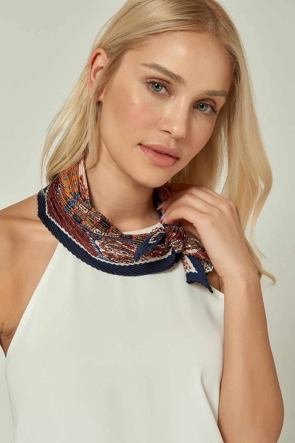 12353-1 Etro Desenli Lacivert Pliseli Saten Bandana Fular 50x50 Cm