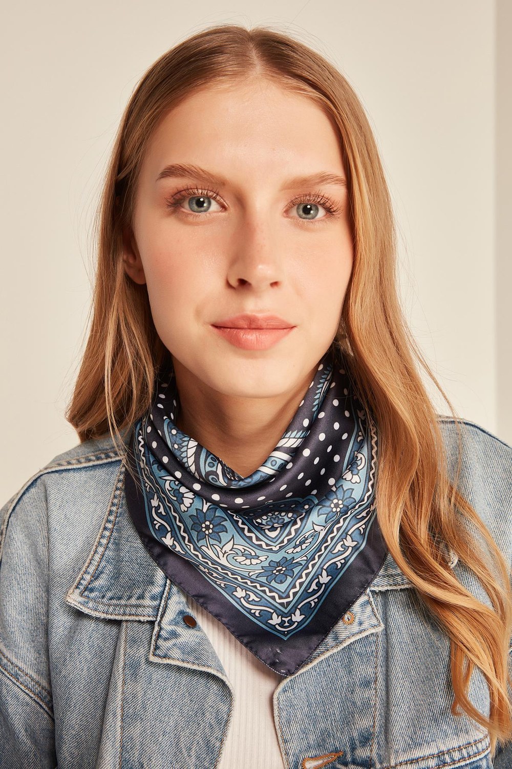 13935 Şal Desenli Lacivert Saten Bandana Fular 50x50 Cm