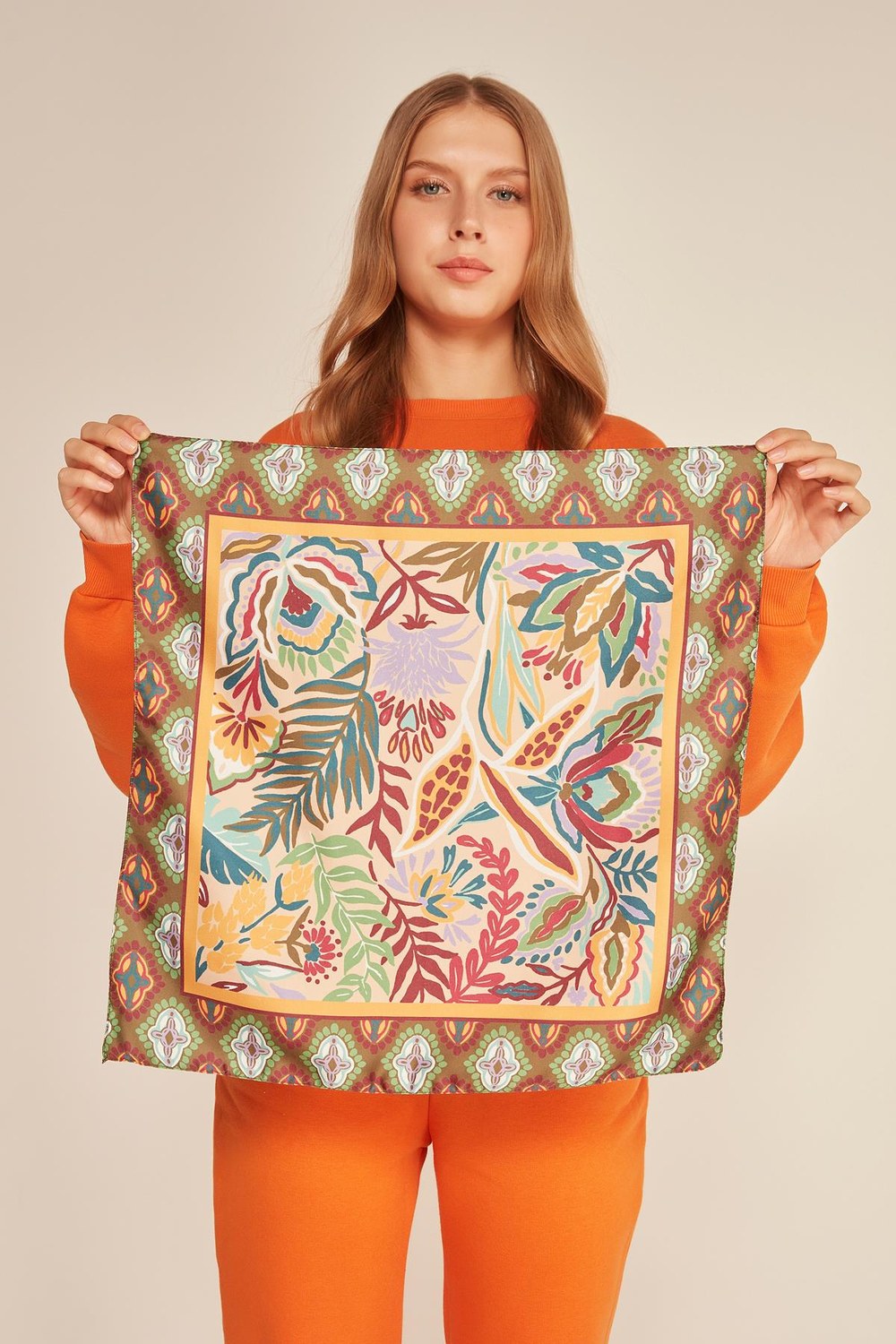 13943 Etnik Desenli Safran Saten Bandana Fular 50x50 Cm