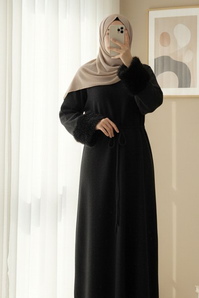 Kolu Tüylu Beli Bağlamalı Uzun Selanik Elbise -Siyah