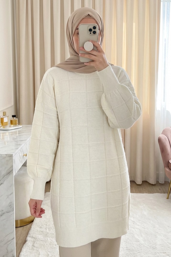 Kare Desenli Yırtmaçlı Yumoş Triko Tunik -Krem