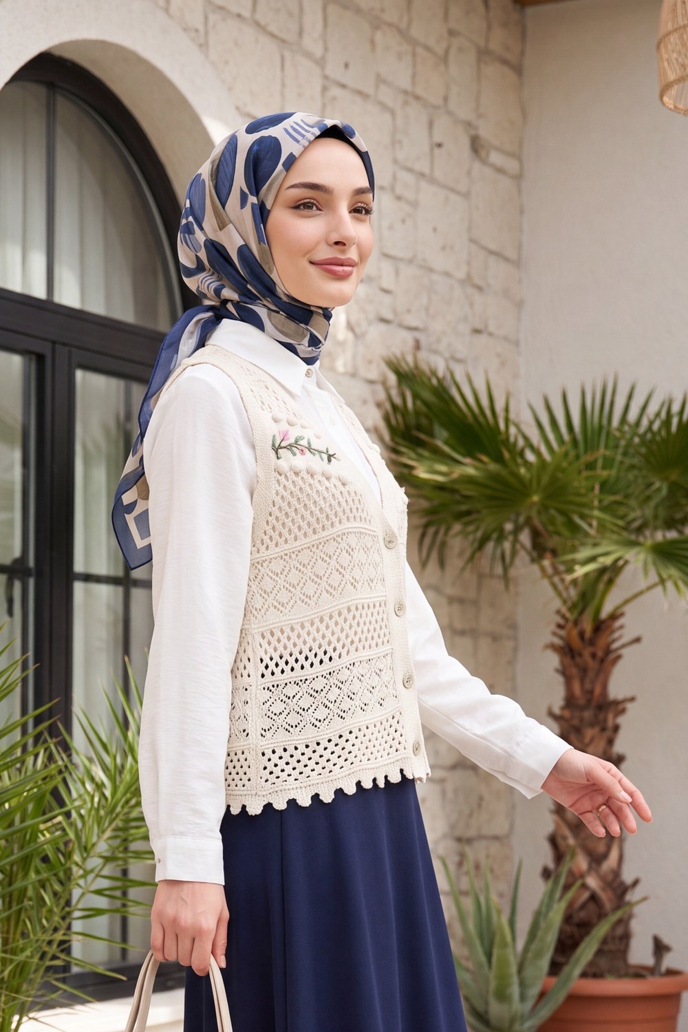 Yaprak Nakışlı Ajurlu Ponponlu Triko Yelek -Krem